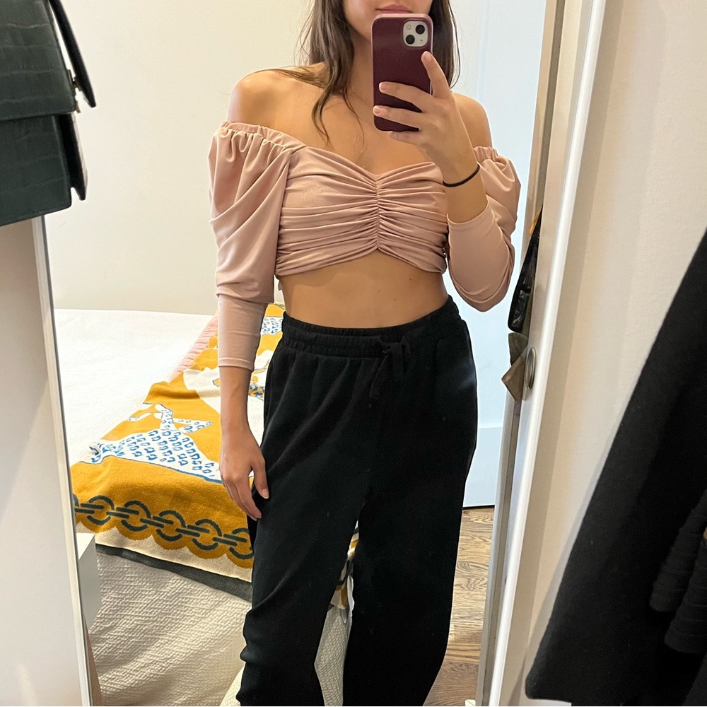 Pink crop top 

Only wore it once! 

By Leonor Rincon, a Colombian brand.